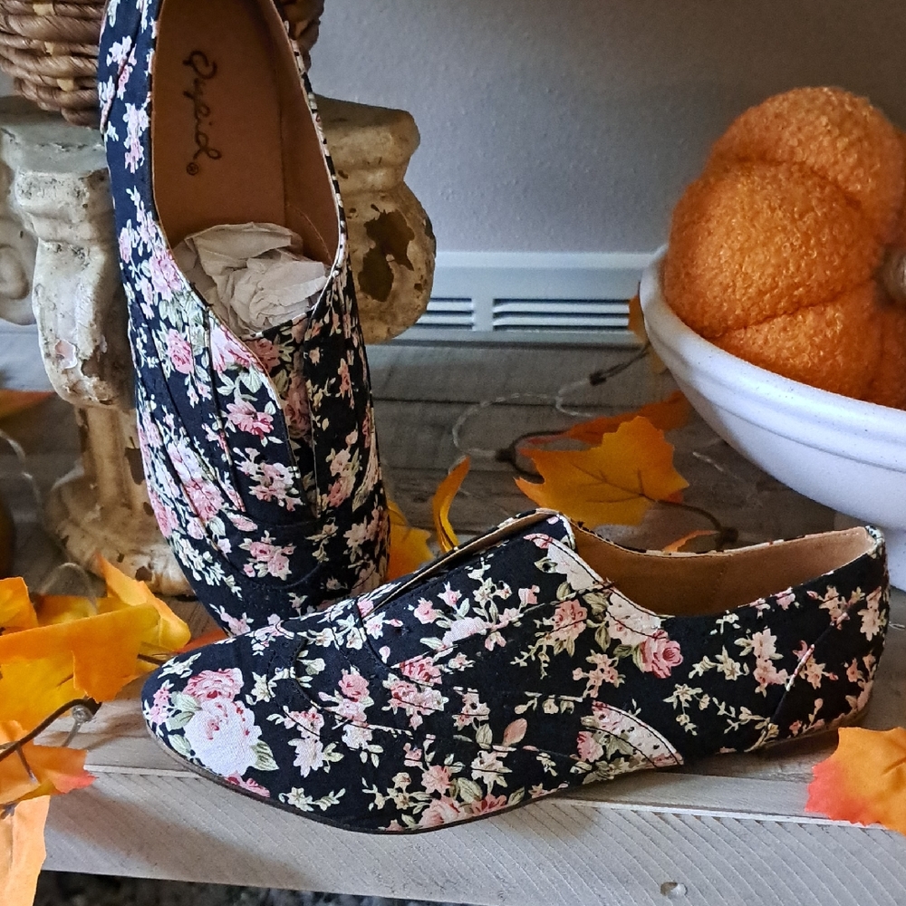 Qupid Black Floral Women's Flats